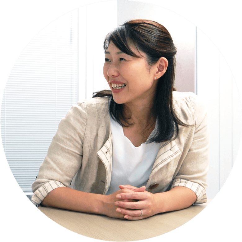同僚と和やかに笑顔で会話